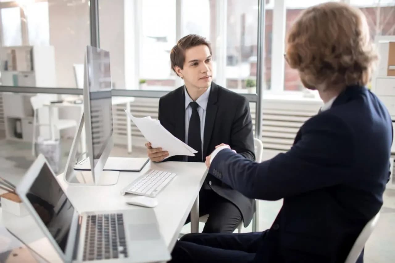 Ile zarabia agencja pracy tymczasowej na pracowniku? Odkryj tajemnice marż